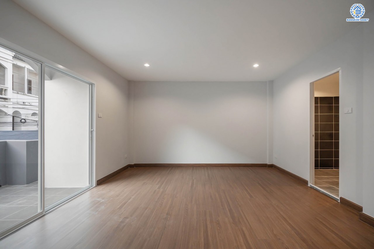 บ้านมือสองตกแต่งใหม่ โครงการ ซอยวัดกำแพง14/2 พิบูลย์สงคราม ทาวน์โฮม 3 ชั้นพร้อมอยู่ เนื้อที่ 19.9 ตร.ว. ฟังก์ชัน 4 ห้องนอน 3 ห้องน้ำ จอดรถได้ 1 คัน บนสุดยอดทำเล! เชื่อมถนนพิบูลย์สงคราม, วงศ์สว่าง, นครอินทร์ และติวานนท์ ใกล้จุดขึ้นทางด่วนศรีรัช-วงแหวนรอบนอก และรถไฟฟ้า "สถานีแยกติวานนท์"